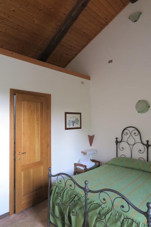 Agriturismo Rupestr كانيلي الغرفة الصورة